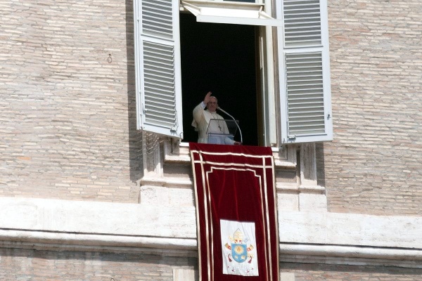 papież franciszek w oknie pałacu apostolskiego